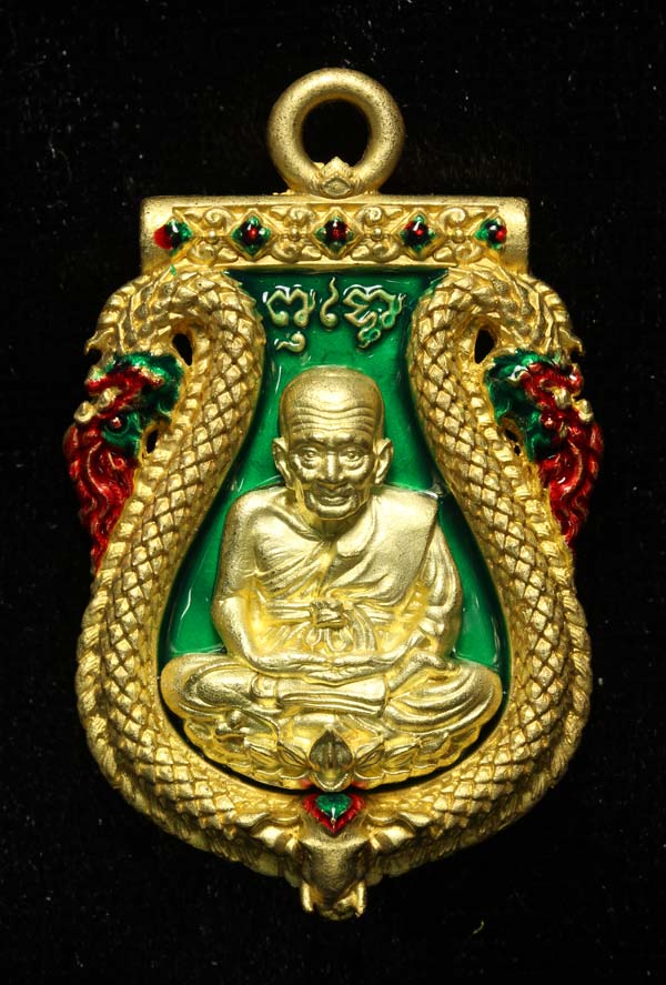 เหรียญเสมาหล่อ ฉลุลายยกองค์ หลวงพ่อทวดหลังไอ้ไข่ เนื้อ ทองระฆังลงยาสีเขียว รุ่น ปาฎิหารย์ไอ้ไข่ มั่งมีทรัพย์ วัด เสมาเมือง จ.นครศรีธรรมราช ปี 2562 พิมพ์ใหญ่ ขนาดความสูง 4.5 ซม.