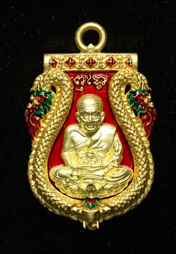 เหรียญเสมาหล่อ ฉลุลายยกองค์ หลวงพ่อทวดหลังไอ้ไข่ เนื้อ ทองระฆังลงยาสีแดง รุ่น ปาฎิหารย์ไอ้ไข่ มั่งมีทรัพย์ วัด เสมาเมือง จ.นครศรีธรรมราช ปี 2562 พิมพ์ใหญ่ ขนาดความสูง 4.5 ซม.