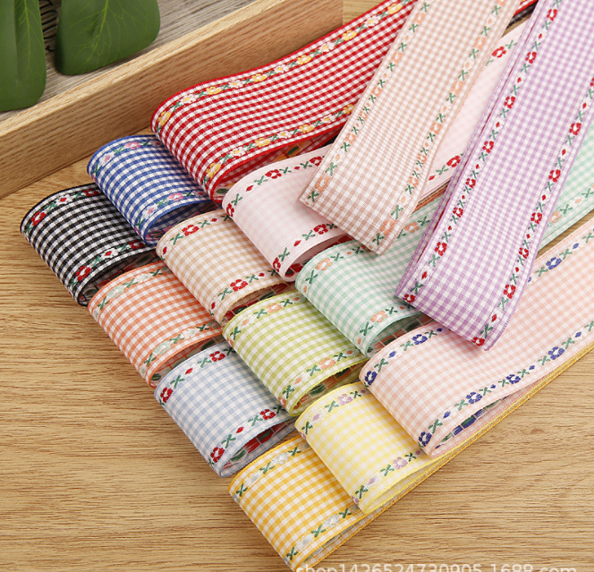 ริบบิ้นผ้าฝ้าย ลายสก๊อด ริมปักดอกไม้ ขนาด 38 มม.