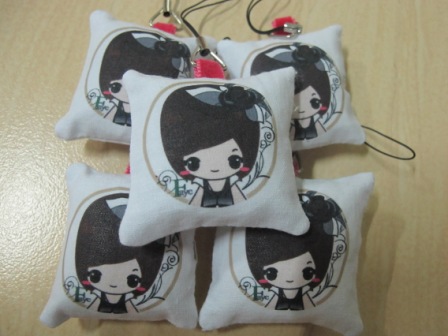 พวงกุญแจหมอนสกรีนเฟย์ ฟาง แก้ว