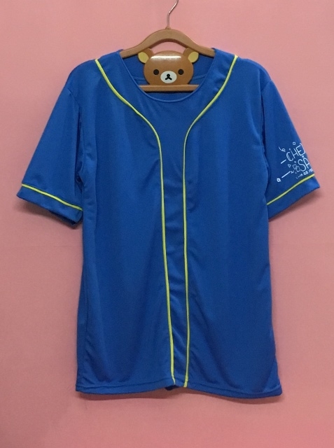 เสื้อเบสบอลผ้ากีฬาสีฟ้า ขลิบเหลือง สกรีน