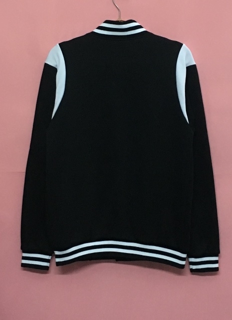 เสื้อแจ็คเก็ตเบสบอลดำ แฟชั่นแต่งไหล่สีขาว