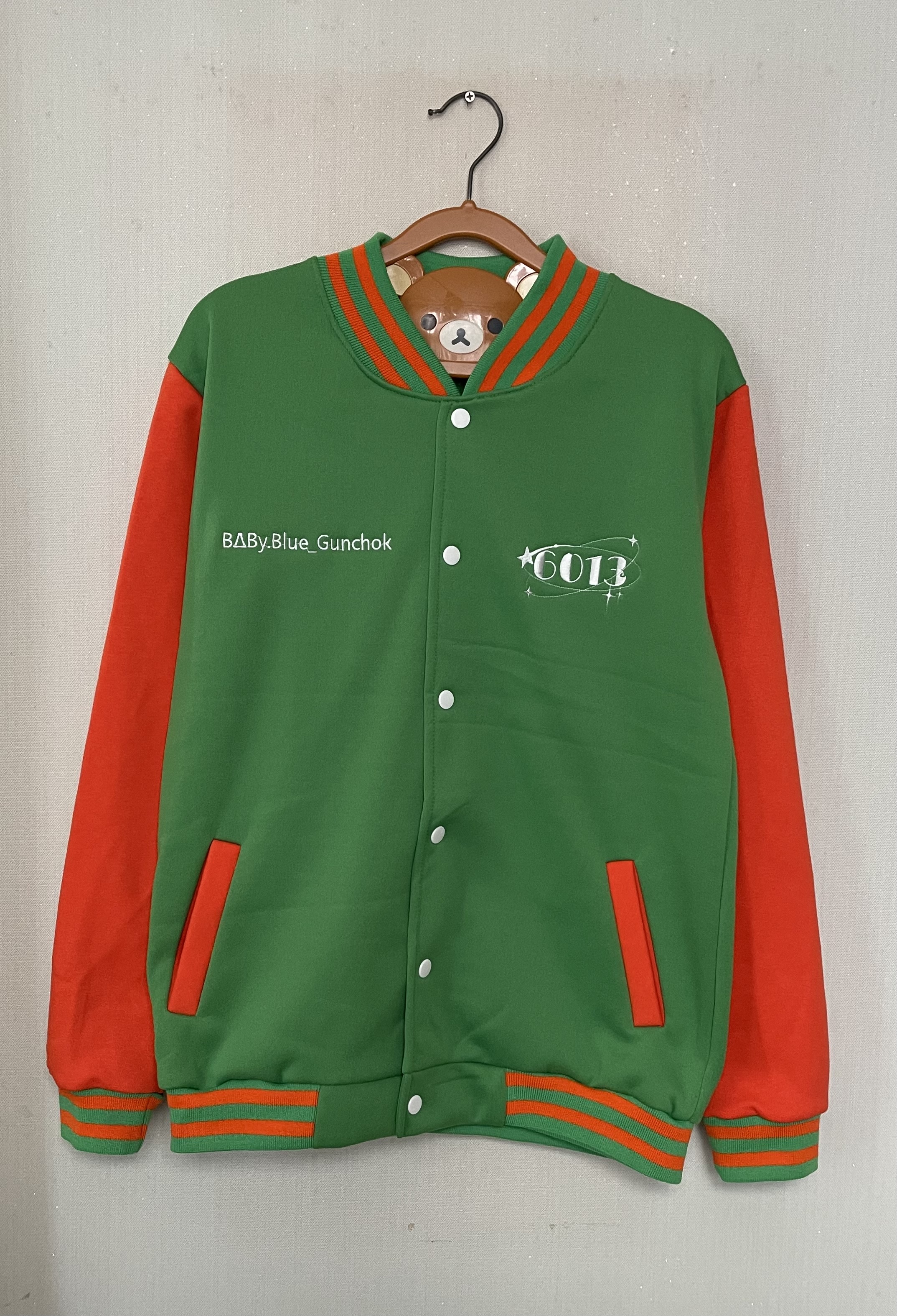 เสื้อแจ็คเก็ตเขียว แขนส้ม