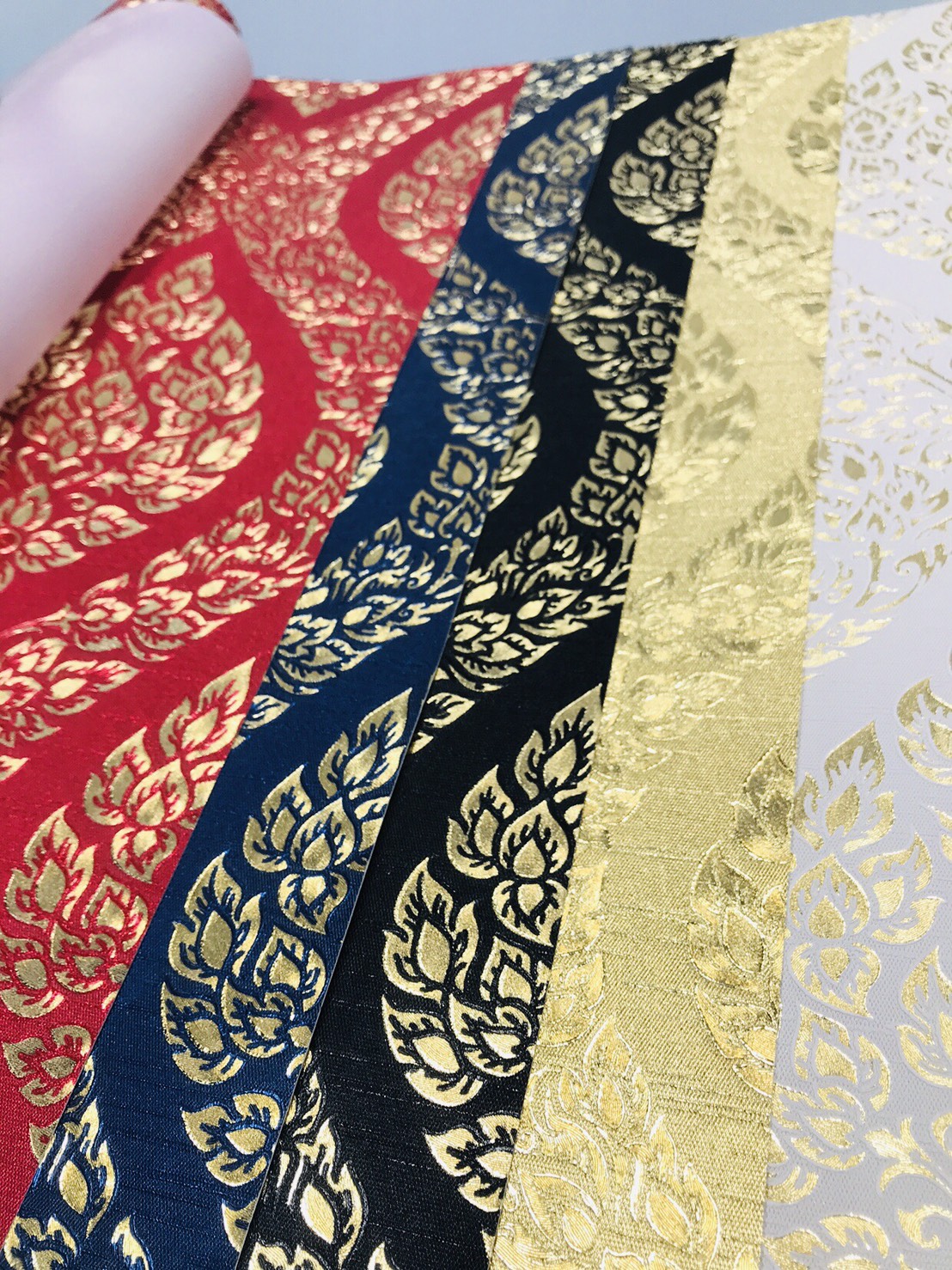 วอลเปเปอร์ติดผนังลายไทย ลายพุ่มข้าวบิณฑ์ สีทอง-พื้นแดง RG038-08