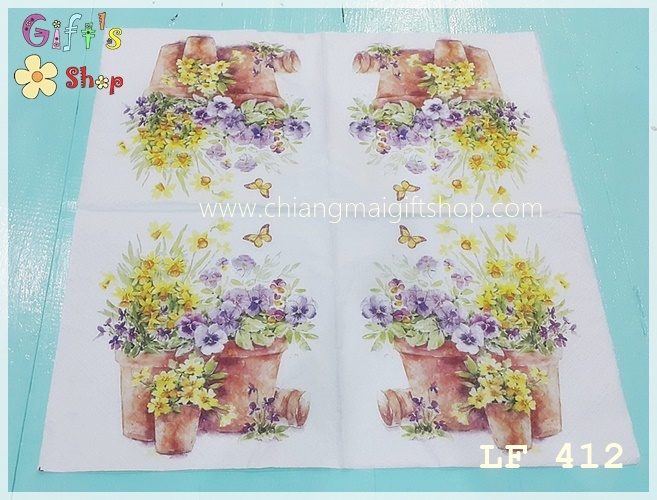 กระดาษแนปกิ้น ลายดอกไม้สีม่วง สีเหลืองในกระถางดินเผา ผีเสื้อสีเหลือง พื้นหลังสีขาว