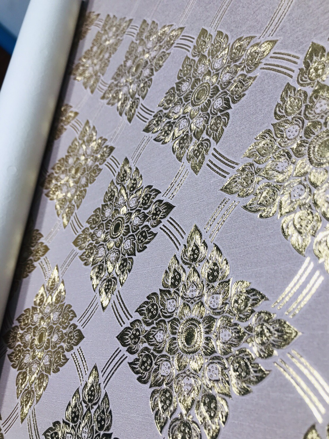 วอลเปเปอร์ติดผนังลายไทย ลายประจำยาม สีทอง-พื้นเทา RG033-02