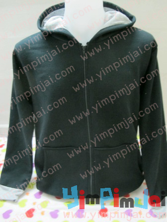 เสื้อกันหนาวสีดำ แต่งหมวกและแขนสีเทา