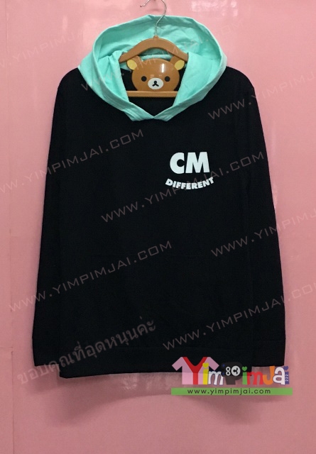 เสื้อฮู้ด สีดำ แขนยาว หมวกฟ้า ไร้ซิป สกรีนตามสั่ง CM DIFFERENT