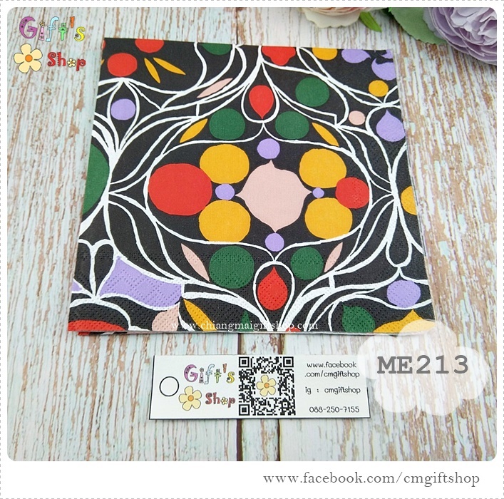 กระดาษแนปกิ้น ลาย TALVIPALSATSI black ลายสีแดงส้มม่วงโอลด์โรสเขียว ลายเส้นสีขาว พื้นหลังสีดำ ลายของ Marimekko