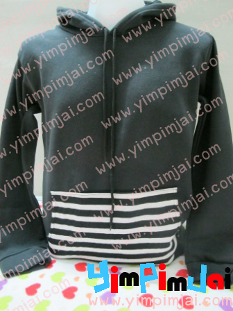 เสื้อกันหนาวสีดำ แต่งกระเป๋าด้วยผ้าริ้วขาวดำ ลายขวาง