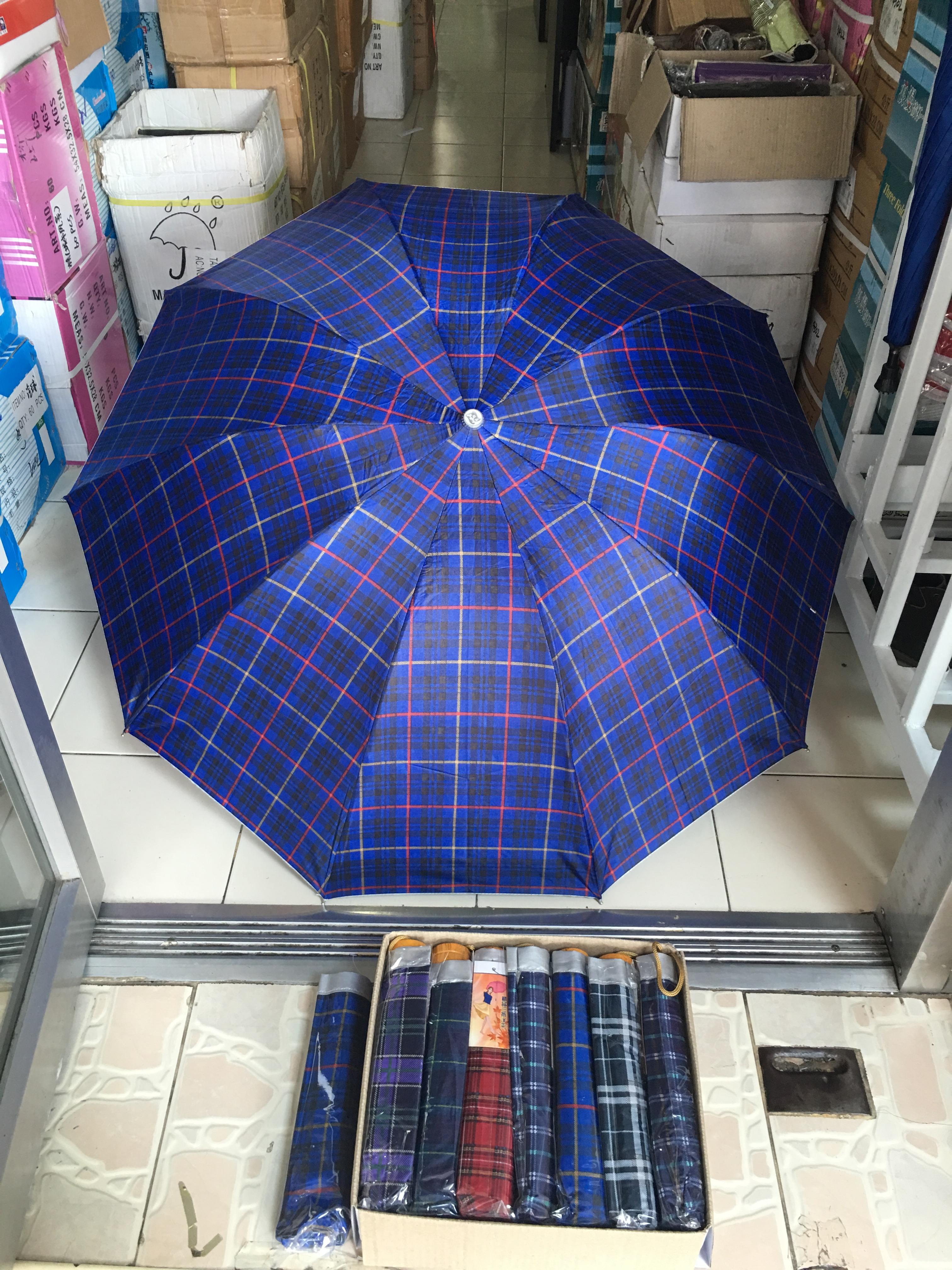 ร่มพับ3ตอน ลายสก็อต 24 นิ้ว ยูวีสีเงิน รหัส 111-2 10 ก้าน