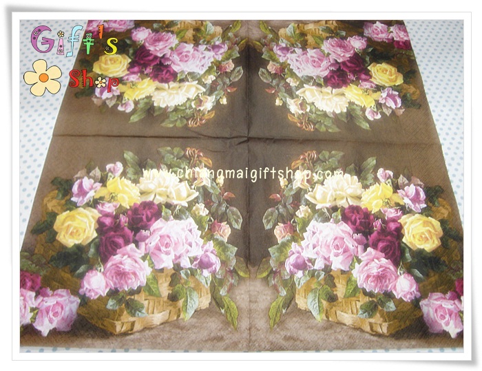 กระดาษแนปกิ้น, ลายดอกกุหลาบ, ลายดอกกุหลาบสีเหลือง, ลายดอกกุหลาบสีชมพู, ลายดอกกุหลาบสีแดง, ลายดอกกุหลาบในตระกร้าสาน, พื้นหลังสีน้ำตาลเข้ม