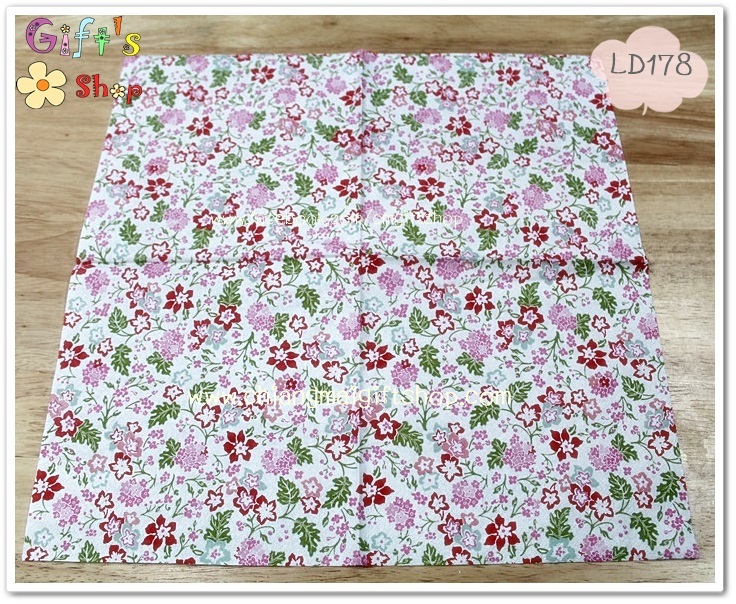 กระดาษแนปกิ้น ลายดอกไม้สีแดง ใบสีเขียว พื้นหลังสีขาว