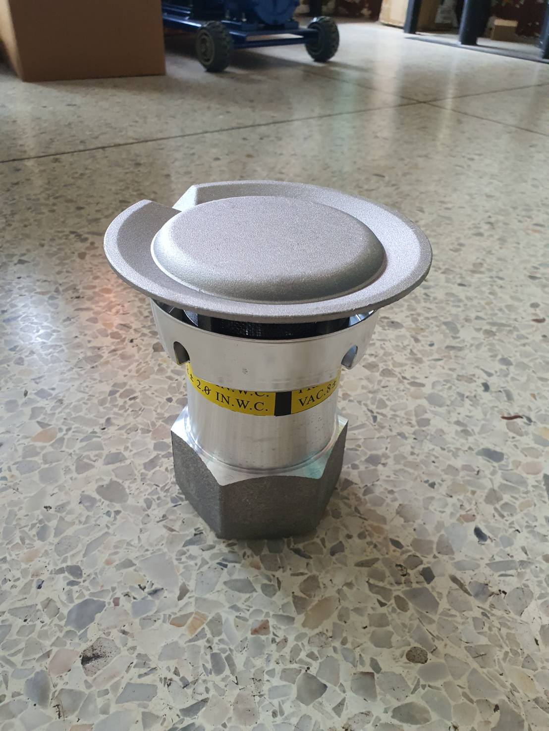 Vacuum pressure valve