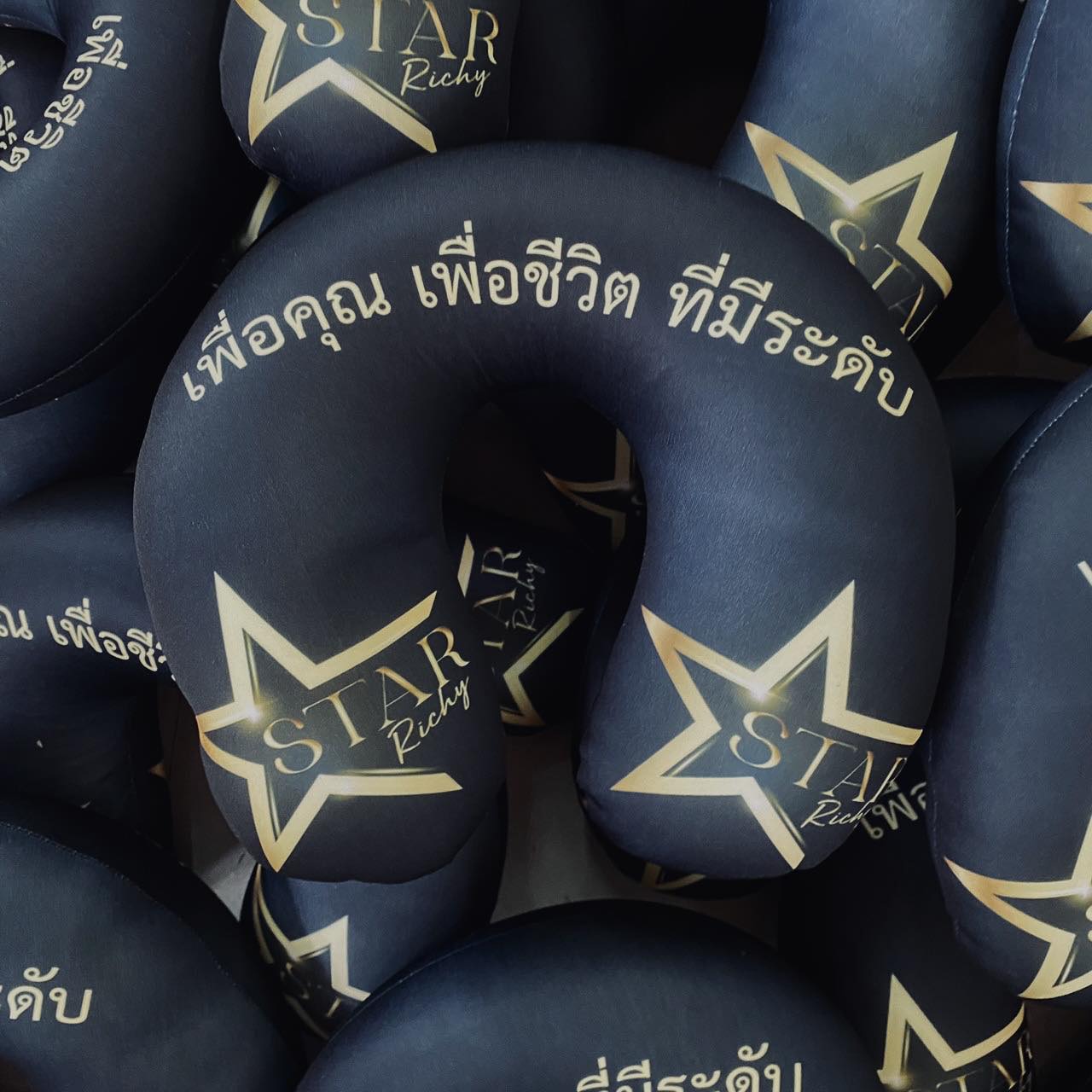 หมอนรองคอสกรีนโลโก้