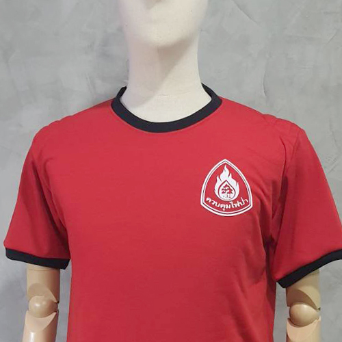เสื้อยืด สีแดง แขนจั๊มขอบดำ