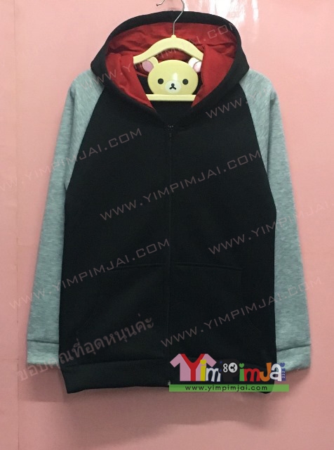 เสื้อฮู้ดสีดำ แขนไหล่สโลปสีเทา ซ้อนหมวกแดง มีซิป