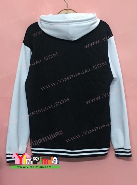 เสื้อฮู้ดดำ แขนขาว จั๊มแบบเบสบอล