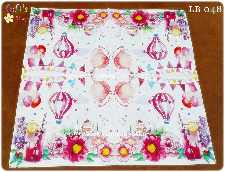กระดาษแนปกิ้น ลายเค้กในโหลแก้ว ดอกไม้สีแดงชมพูม่วงบนโต๊ะ ลูกโป่งแดงม่วง บอลลูนแดงขาว กับแก้วน้ำหวาน ธงเล็กหลายสี พื้นหลังสีขาว
