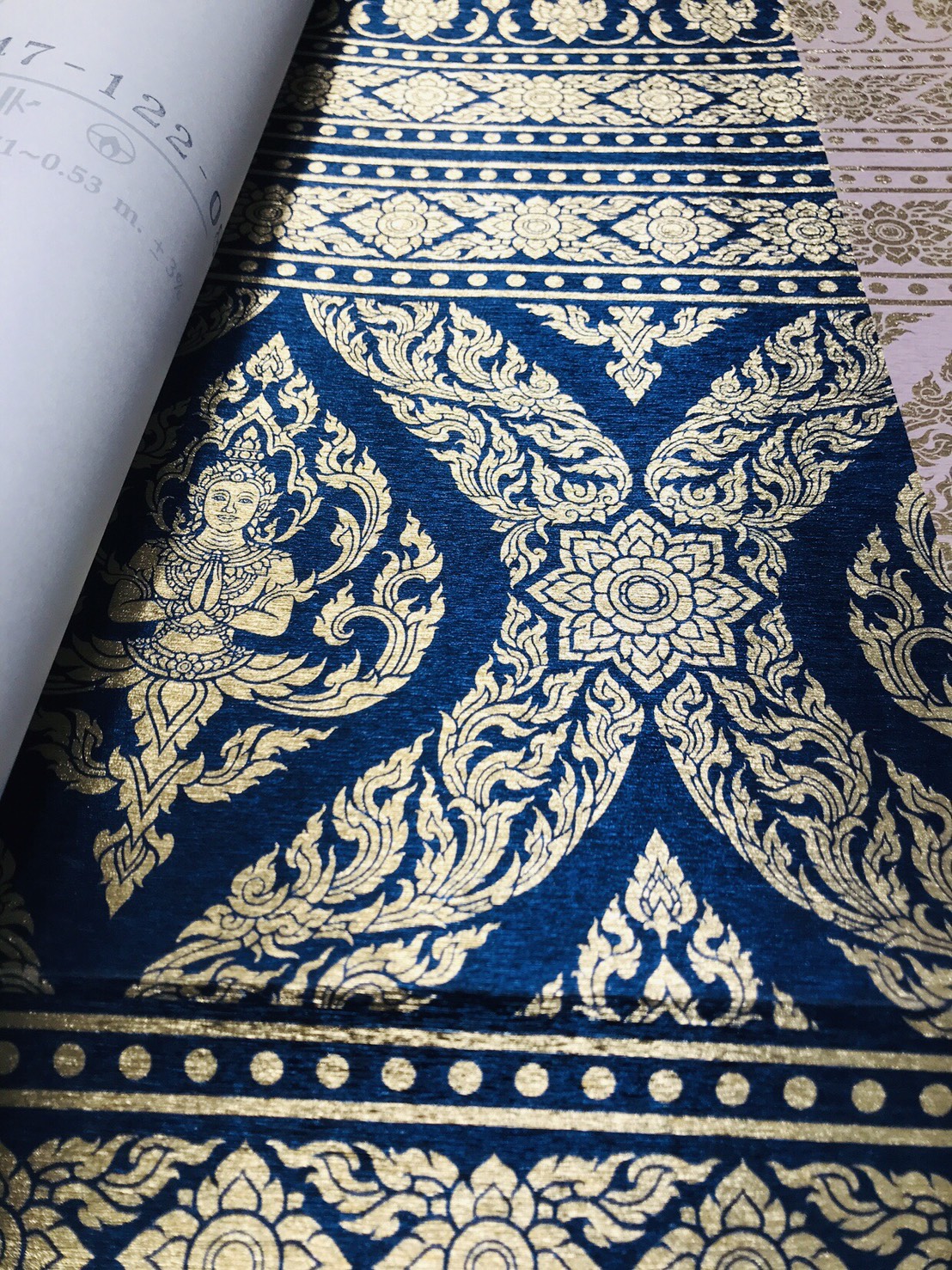 วอลเปเปอร์ลายไทย เทพพนม (ขอบบนล่าง) น้ำเงิน-ทอง 47-122-4