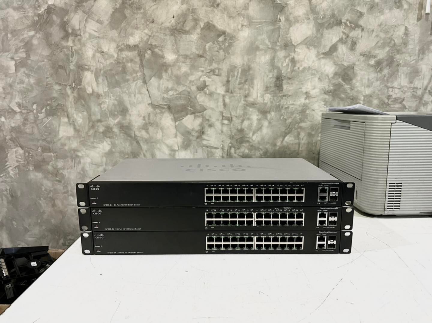 Cisco SF200 24-Port 10/100 มือสอง พร้อมใช้งาน