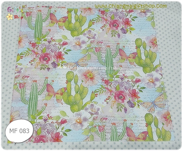 กระดาษแนปกิ้น ลายcactus แคคตัสหลายแบบสีเขียว ต้นกระบองเพชรสีเขียว ดอกสีแดง ดอกกุหลาบ ดอกไม้สีแดง ม่วง ผีเสื้อ พื้นหลังโทนสีฟ้าอ่อน มีตัวอักษาภรษาอังกฤษ Roses and cacti