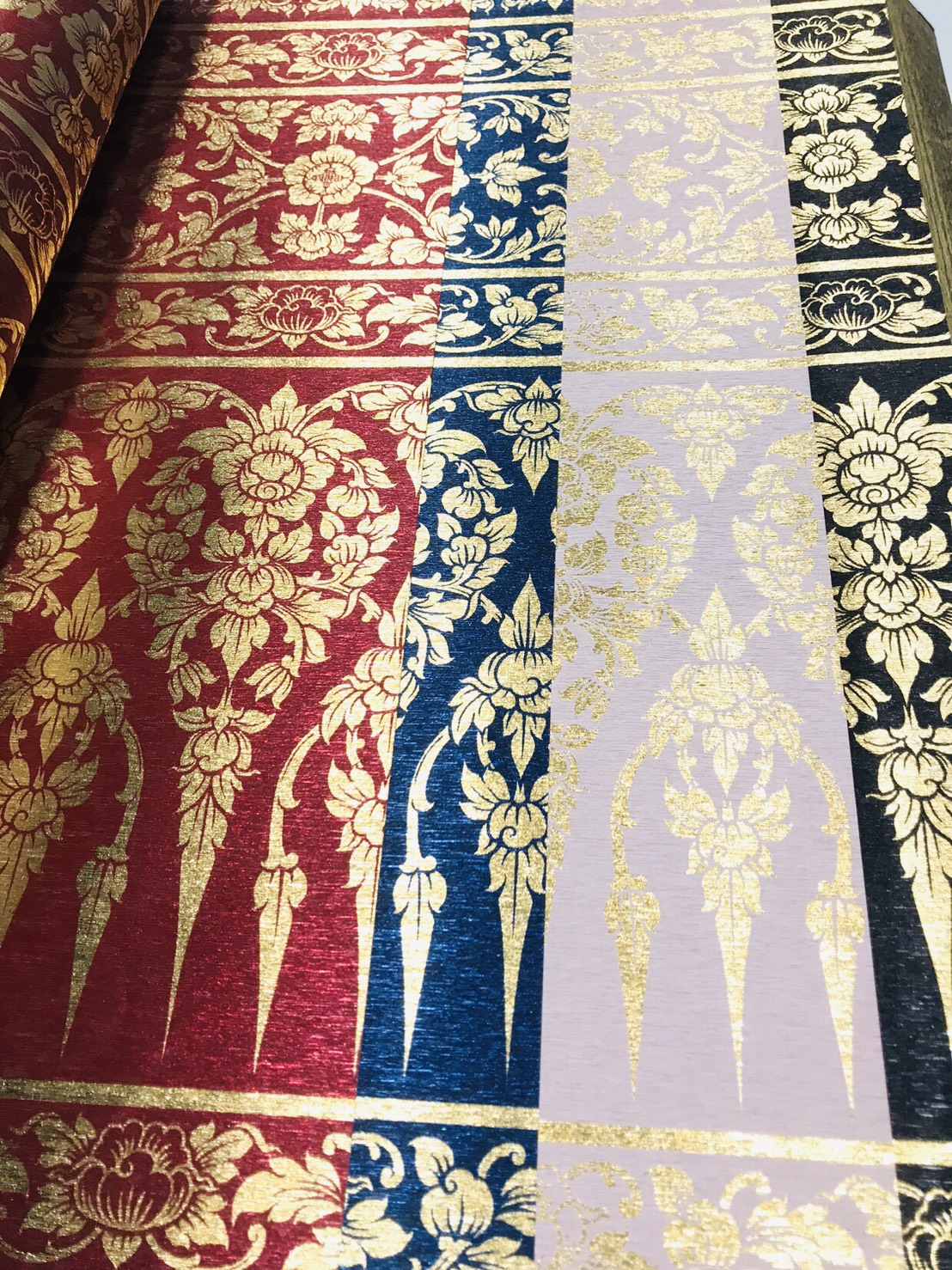 วอลเปเปอร์ลายไทย ดอกพุดตาน แดง-ทอง 47-102-08