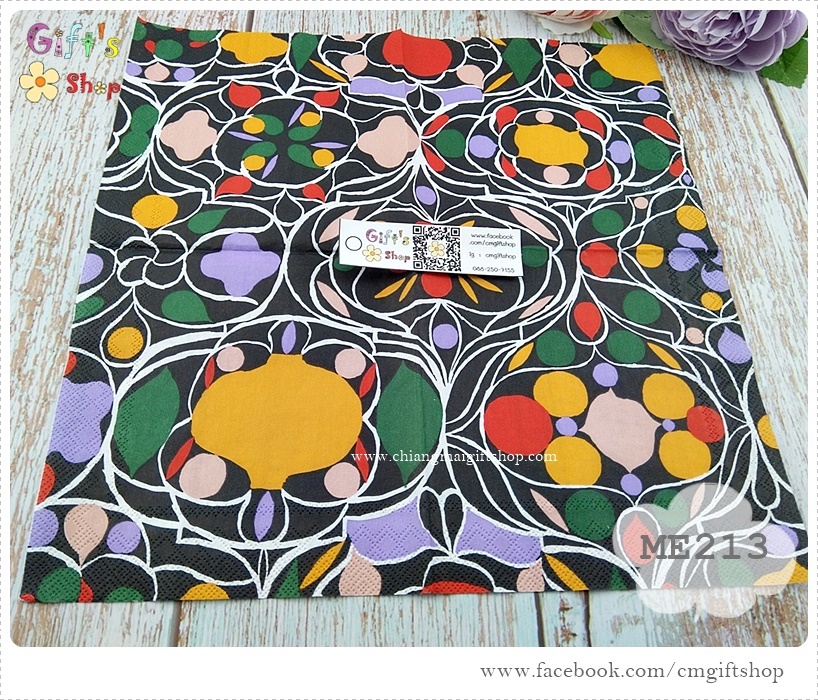 กระดาษแนปกิ้น ลาย TALVIPALSATSI black ลายสีแดงส้มม่วงโอลด์โรสเขียว ลายเส้นสีขาว พื้นหลังสีดำ ลายของ Marimekko