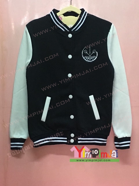 เสื้อกันหนาว เบสบอล สีดำ แขนยาวขาว กระดุมขาว มีกระเป๋า สรีนตามสั่ง รูปภาพ ที่อกและหลัง