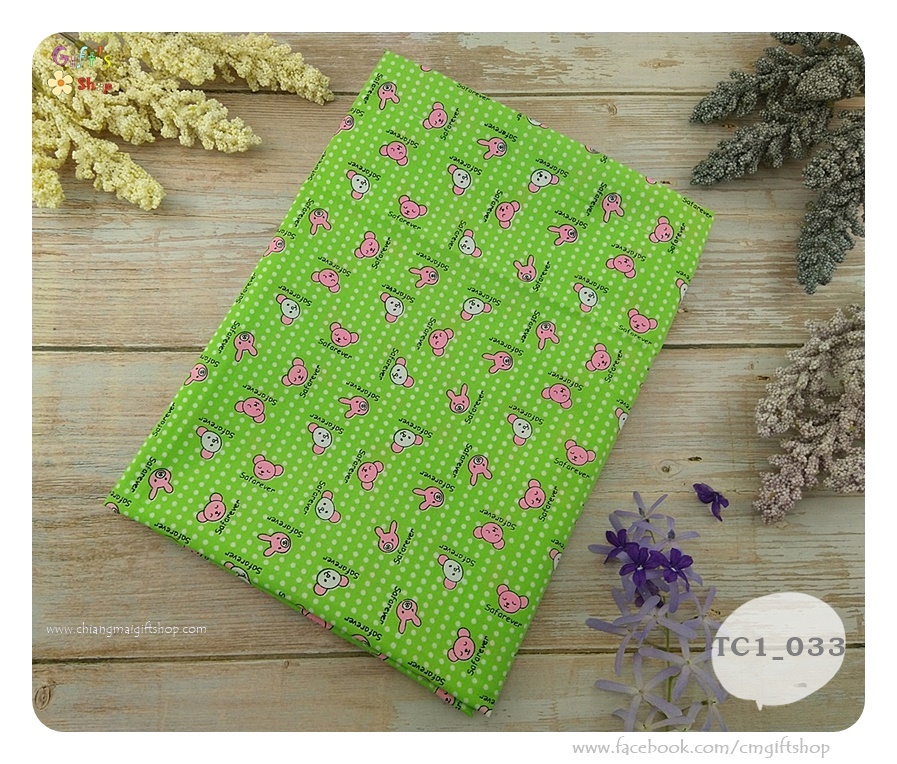 ผ้าคอตตอน TC แบบ 1 เมตร ลายกระต่าย ลายหมี พื้นหลังสีเขียวสดลายจุดสีขาว