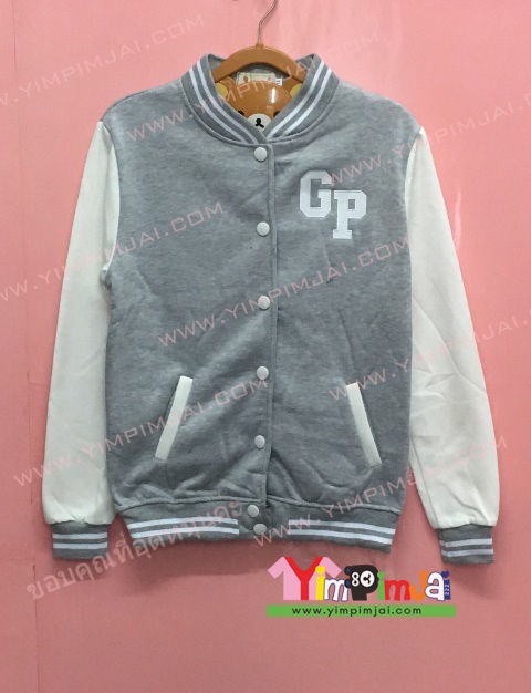 เสื้อกันหนาว เบสบอล สีเทา แขนยาวขาว กระดุมขาว มีกระเป๋า สกรีนตามสั่ง GP PG