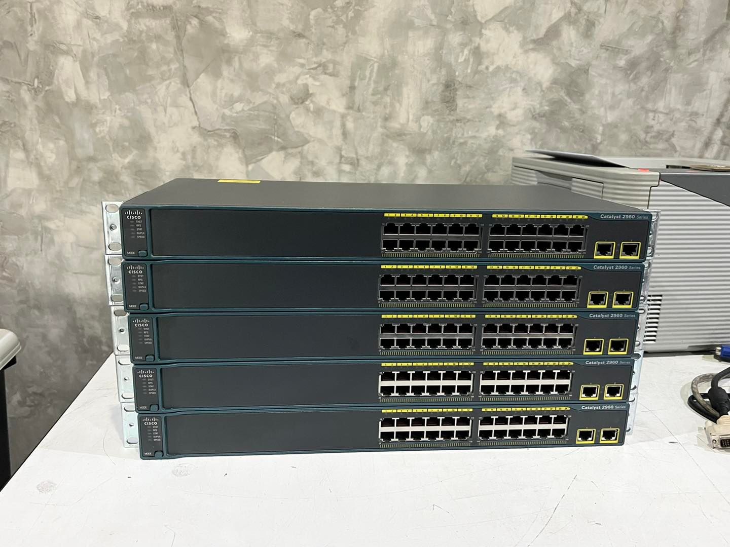 Cisco 2960 24TT L switch มือสองพร้อมใช้งาน