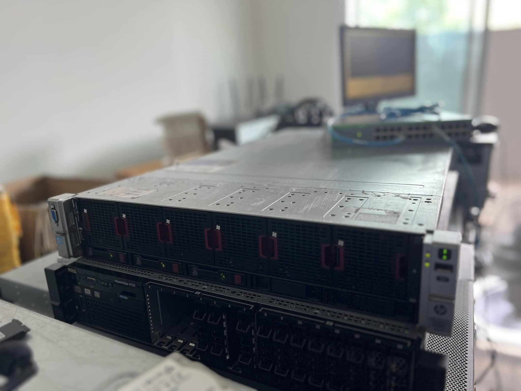 Server hp dl560 g8 4cpu ram 64gb 32Cores เซิร์ฟเวอร์มือสองพร้อมใช้งาน