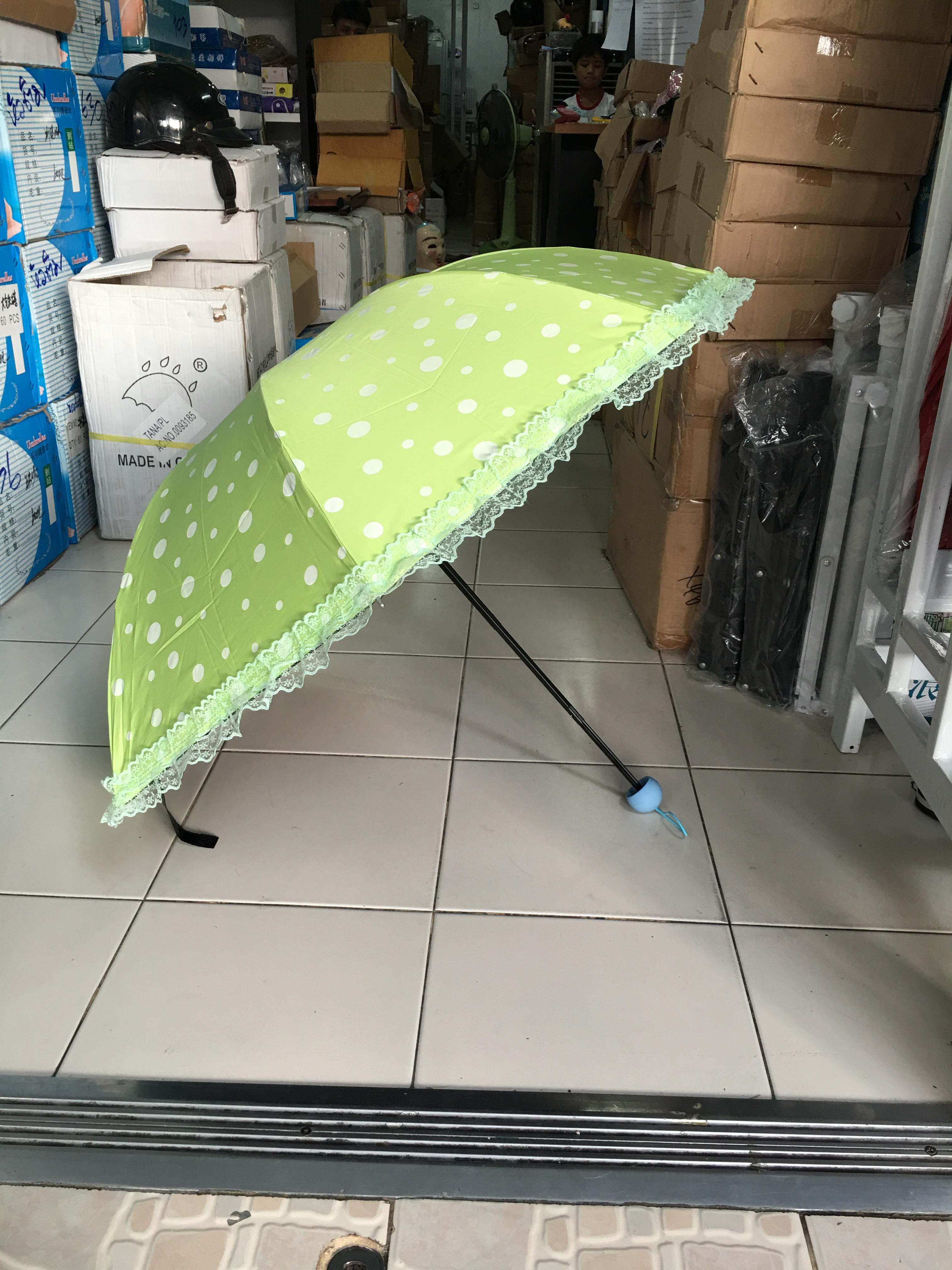 ร่มโค้งแฟชั่นลายจุดโดนแสงเปลียนสีได้ไม้มีระบายยูวีสีดำ