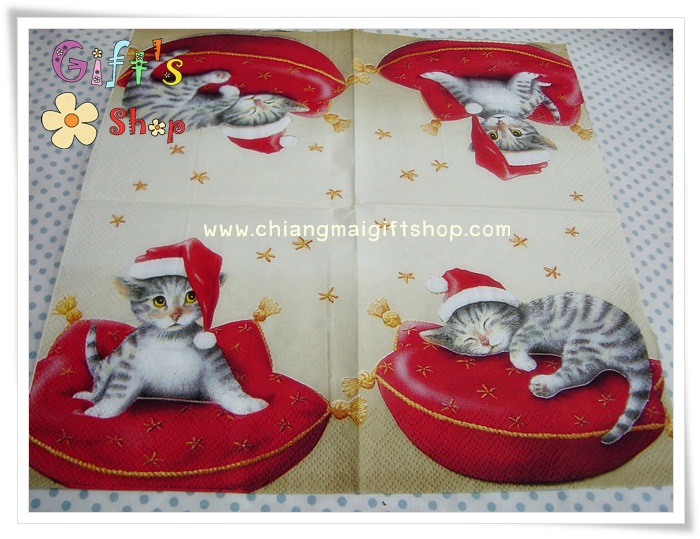 กระดาษแนปกิ้น ลายลูกแมวใส่หมวกซานตาครอส หมอนสีแดง พื้นหลังสีครีม
