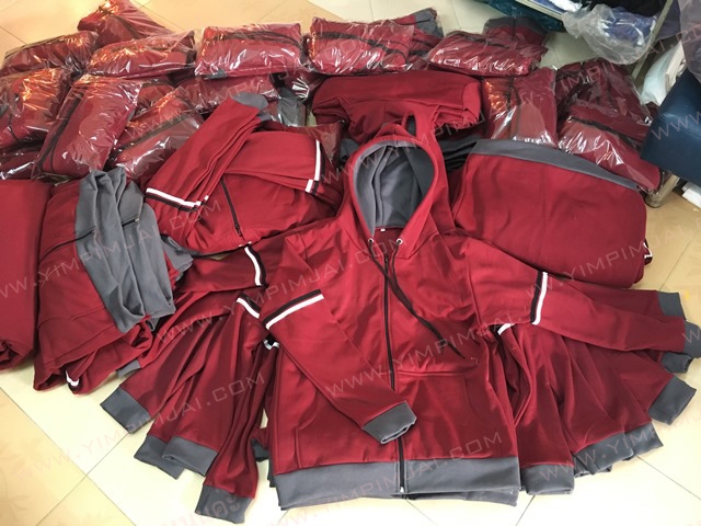 เสื้อแจ็คเก็ตฮู้ดสีเลือดหมู แต่งแถบแขนสองสี ทำเป็นเสื้อรุ่น เจาะตาไก่ใส่เชือก