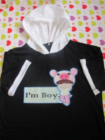 เสื้อฮู้ดดำ หมวกขาว พับแขนขาว