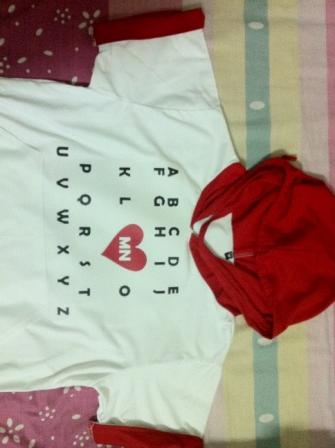 เสื้อฮู้ดหมวกแดง พับแขนแดง