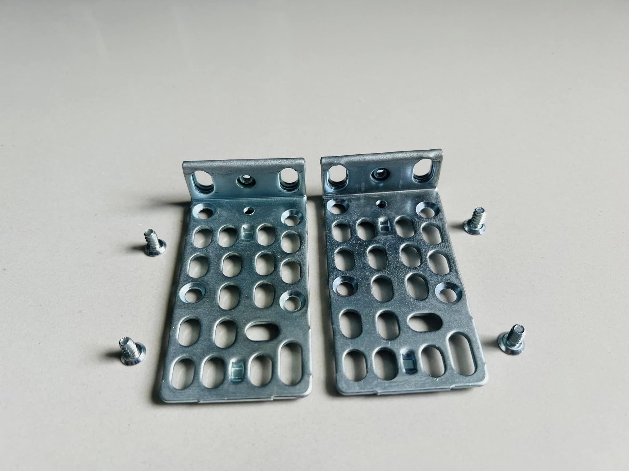 หู cisco 2960 3560 3750 มีน๊อตให้ 4 ตัว มือสองพร้อมใช้งาน