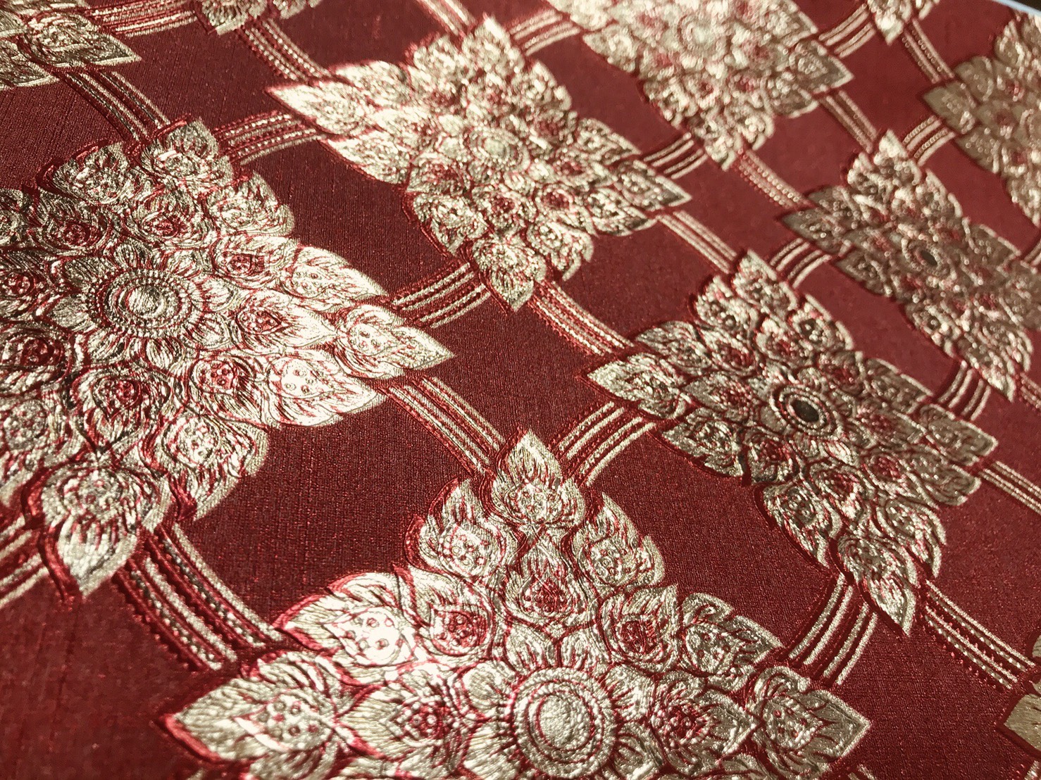 วอลเปเปอร์ติดผนังลายไทย ลายประจำยาม สีทอง-พื้นแดง RG033-08