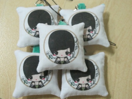 พวงกุญแจหมอนสกรีนเฟย์ ฟาง แก้ว