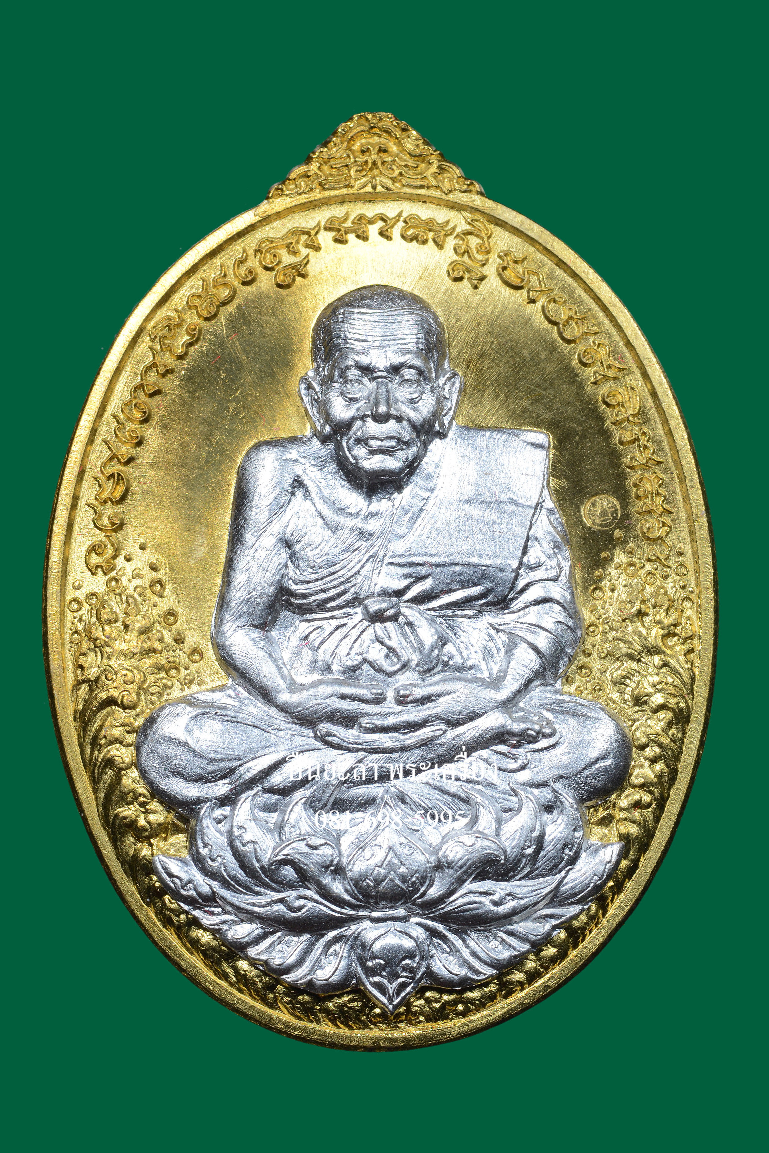 เหรียญหลวงปู่ทวด เนื้อทองระฆัง หน้ากากเงิน รุ่นมงคลบารมี 7 รอบ พ่อท่านเขียว วัดห้วยเงาะ จ.ปัตตานี ปี 2555 ตอกโค๊ต อักขระ "ระฆัง" ที่ข้างแขนซ้าย