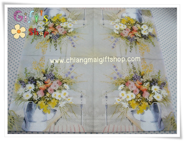 กระดาษแนปกิ้น ลายช่อดอกไม้ในเหยือกสังกะสี พื้นหลังสีเทา