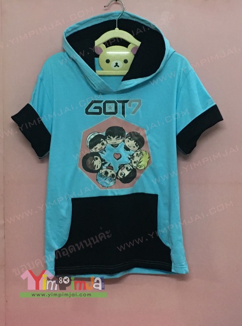 เสื้อฮู้ดผ้ายืดสีฟ้า พับแขนดำ หูหมีดำ สกรีนเฟลก GOT7