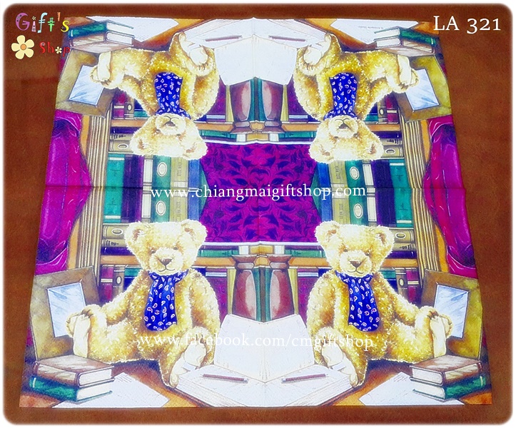 กระดาษแนปกิ้น ลายตุ๊กตาหมีสีน้ำตาลผูกผ้าพันคอสีน้ำเงินนั่งบนโต๊ะทำงานใหญ่ หน้าชั้นหนังสือ พี่หมีสีน้ำตาล