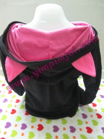 เสื้อฮู้ดสีดำ หูแมวสีชมพู ซ้อนหมวกชมพู