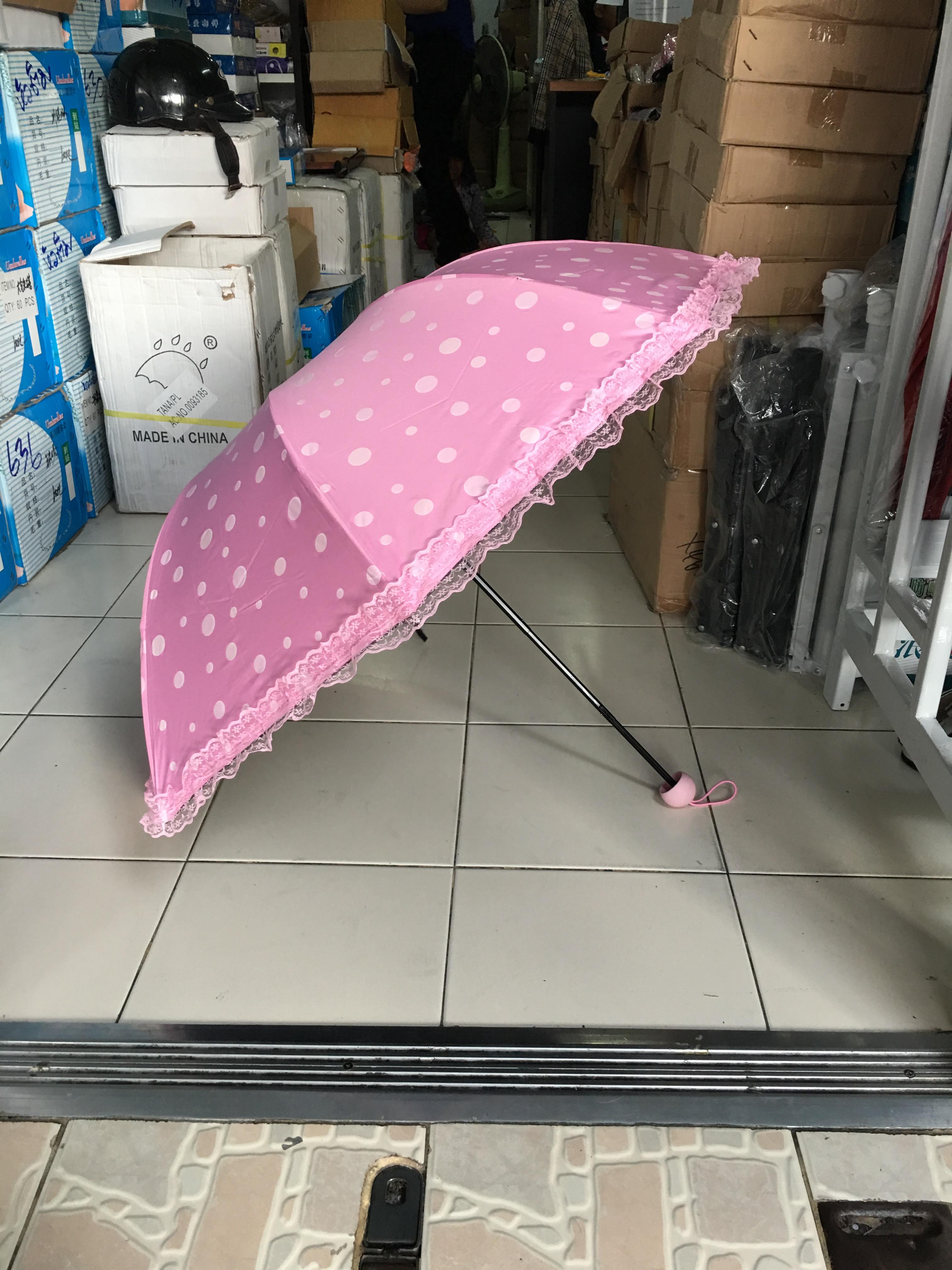 ร่มโค้งแฟชั่นลายจุดโดนแสงเปลียนสีได้ไม้มีระบายยูวีสีดำ