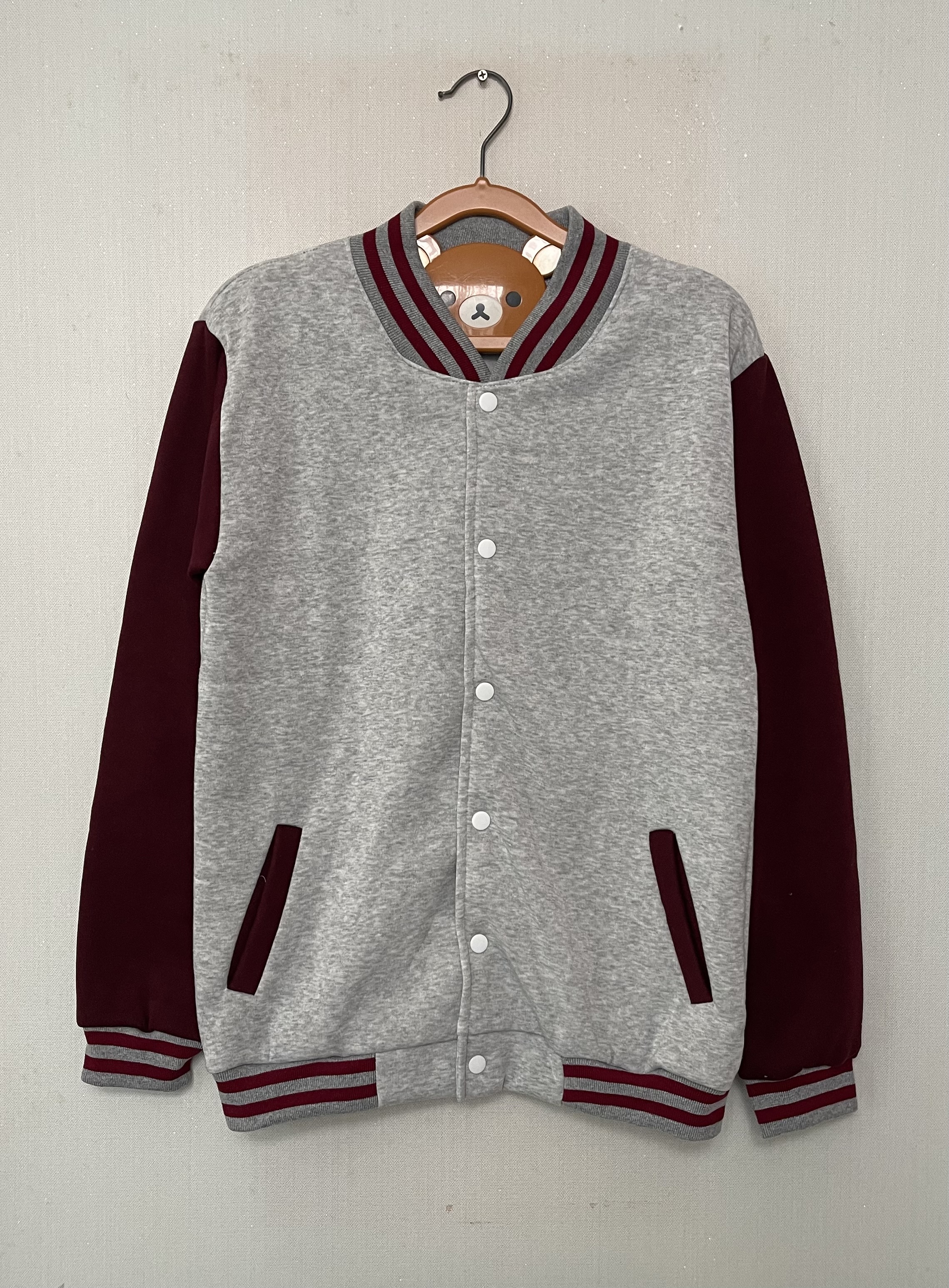 เสื้อแจ็คเก็ตเบสบอลเทา แขนเลือดหมู ปัก โรงเรียนอนุบาลสตูล