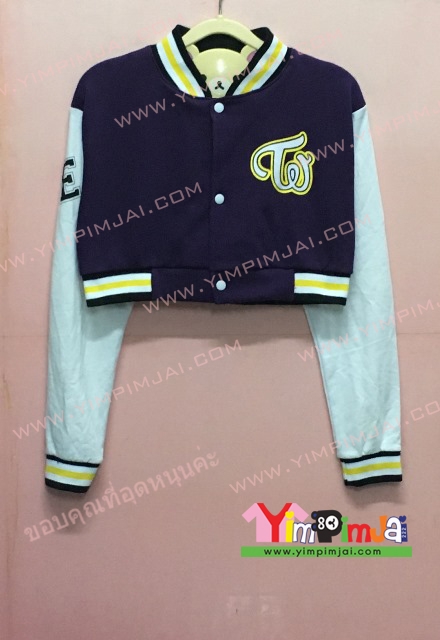 เสื้อกันหนาว เบสบอล สีม่วง เอวลอย แขนยาวขาว กระดุมขาว มีกระเป๋า สรีนตามสั่ง Tw