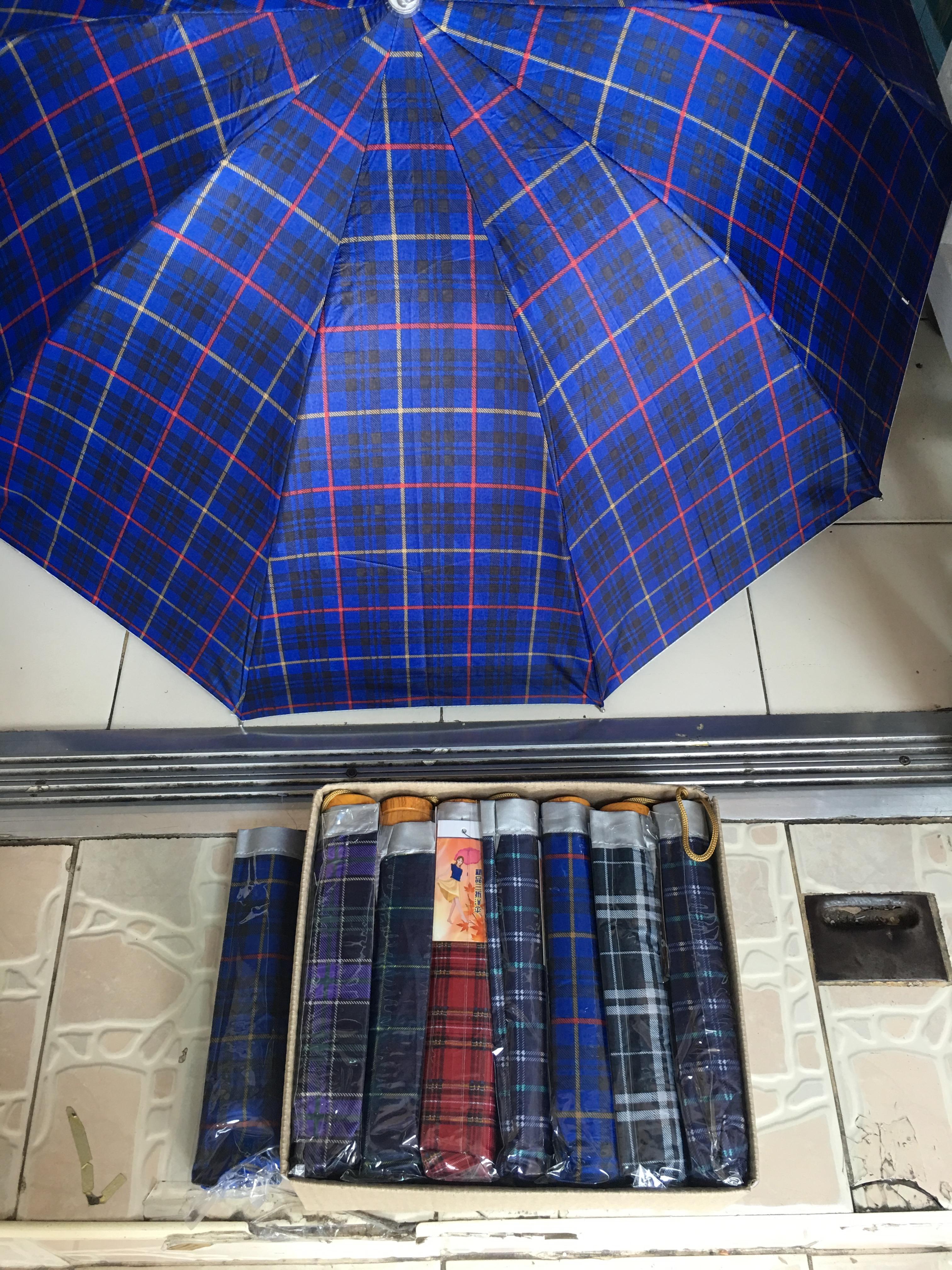 ร่มพับ3ตอน ลายสก็อต 24 นิ้ว ยูวีสีเงิน รหัส 111-2 10 ก้าน